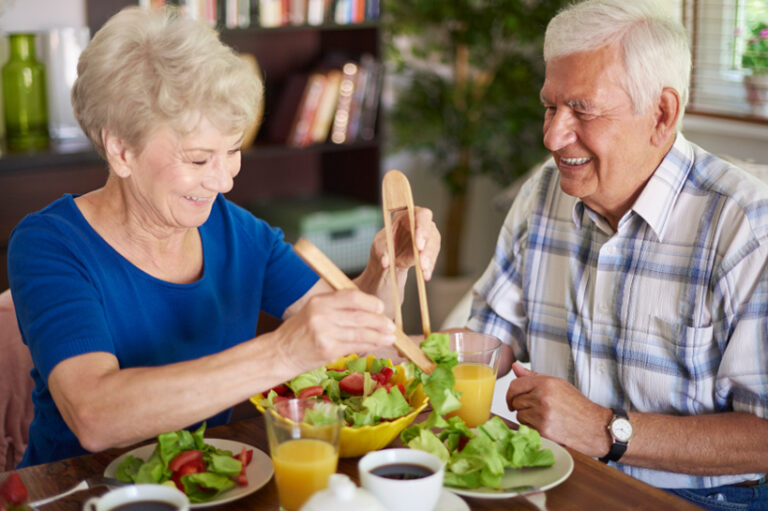 adultos mayores comiendo ensalada