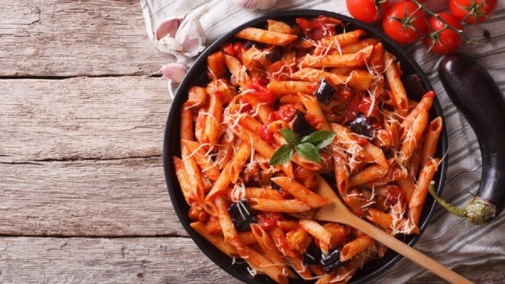 pasta con salsa de tomate y berenjenas