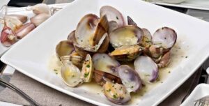 plato con almejas a la marinera
